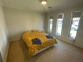 Elegant master bedroom with private bathroom - 5