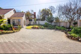 Lovely Linden Cottage with Solar Inverter - Johannesburg - 7