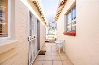 Lovely Linden Cottage with Solar Inverter - Johannesburg - 8
