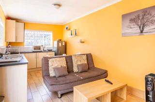 Lovely Linden Cottage with Solar Inverter - Johannesburg - 6