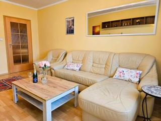 Family apt for 6, 10mins to Centre, Free parking, Quiet location, New Furniture, Balcony - Prague - 4