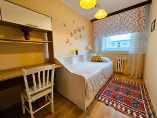Family apt for 6, 10mins to Centre, Free parking, Quiet location, New Furniture, Balcony - Prague - 2
