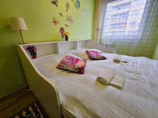 Family apt for 6, 10mins to Centre, Free parking, Quiet location, New Furniture, Balcony - Prague - 5