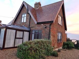 Spacious Detached Home with Beautiful Seaviews, sleeps 6 - 9