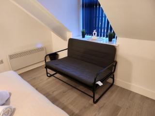 SuperValue Suite 7 - Fast WiFi, Hotel Linen, Keyless Entry, City only 10 Mins - BY PROPERTY PROMISE - Cardiff - 1