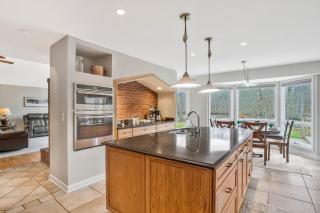 Gorgeous Creek Side Ranch-Style Estate With Dock - Grasonville - 2
