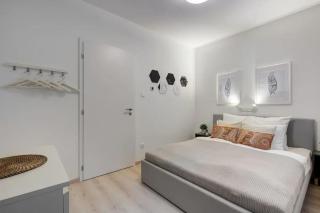 Terrace Vista-Modern 2BR Retreat - Budapest - 9