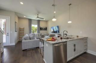 Luxury four-story Home with Rooftop views, 10min to Downtown! Sleeps 12! - Nashville - 4