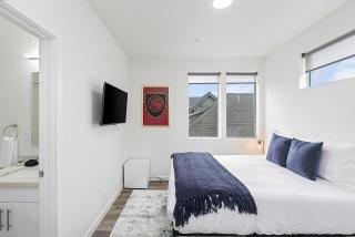 Dreamfyre's Ancient Dragon Horn Sweet Suite - Seattle - 1