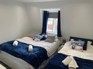 Monarch House - 5 ensuite rooms, 1 Ground floor bedroom, Sleeps 16, 60 yds beach & harbour, Dog Friendly - 7