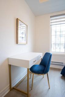 Modern 4-Bed Townhome with Cinema & Roof Terrace - Oakville - 3