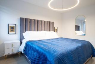 Modern 4-Bed Townhome with Cinema & Roof Terrace - Oakville - 2