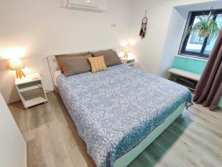 Modern 2BR Ground-Floor Flat BBQ Patio Parking - 3