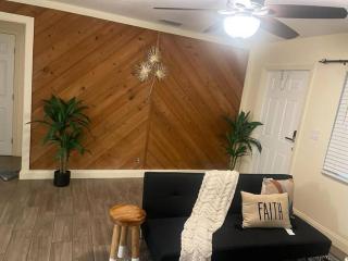 “2-Bed- 1.5 Bath with outdoor bar - West Palm Beach - 3