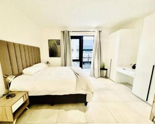 Hyde Park Sandton Luxury 2BR Top Floor - 2