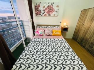 1-Bed - Sleeps 4 with High Rise City View - 4