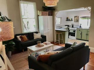 HILLSIDE HAVEN CHARMING C1920 COTTAGE Pet Friendly Sleeps 1 - 6 - Broken Hill - 2