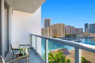 Pool - Apartment with Balcony - Gym - Near Beach - Hallandale Beach - 5