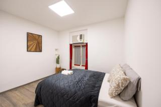 Deluxe Central Elizabeth Residence w/ 4BEDRM, 2BATHRM, 1LVNGRM - Budapest - 4