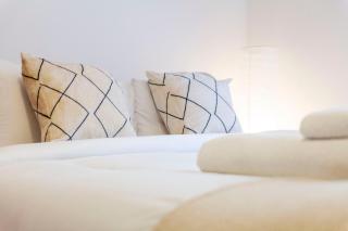 Bright 2BR flat off trendy Chiswick High Road - 3