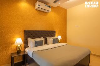 StayVista's Lake Pearl Serenity - Riverside, Mountain-View Villa with Jacuzzi, Sprawling Lawn & Terrace - Dhār Khurd - 1