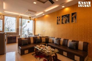 StayVista's Lake Pearl Serenity - Riverside, Mountain-View Villa with Jacuzzi, Sprawling Lawn & Terrace - Dhār Khurd - 5