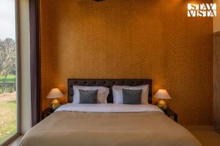 StayVista's Lake Pearl Serenity - Riverside, Mountain-View Villa with Jacuzzi, Sprawling Lawn & Terrace - Dhār Khurd - 4
