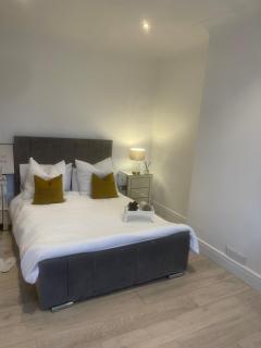 Luxury en-suite in modern house - Catford - 7