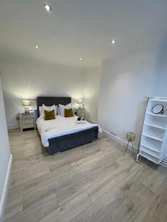 Luxury en-suite in modern house - Catford - 8
