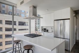 River North 1br w coffee shop gym nr lake CHI-972 - 3