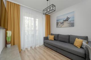 Exclusive and Modern Grey Apartment with Furnished Balcony in Kołobrzeg by Noclegi Renters - Colberga - 4