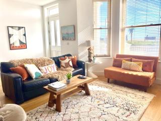 Stunning 2 Bed Apartment Sea Views and Parking - 1