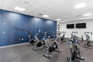 Explore CozySuites Indy from an Urban Oasis in Market East - Indianápolis - 3
