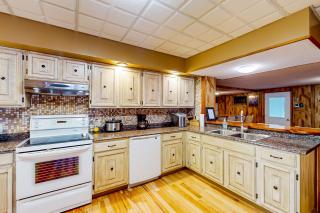 4BR Centrally Located Home - Hot Tub and Pool Table - 2