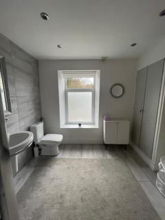 Modern, spacious and Central Location - Aberdare - 3