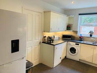 Chic 5 Bedroom House with Private Parking & Garden - Bristol - 2