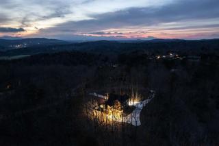 WolfCabin Lux Family Home, Fire Pit, Hot Tub, ADA ramp, ez paved rds - Morganton - 7