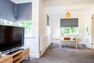 Ideal for heathrow, M25 links & the underground - 5