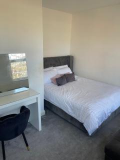 Spacious 2 BR House w/ Garden and Free Parking - Londra - 1