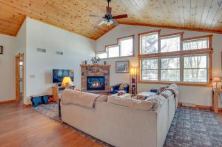 Lakefront Tomahawk Getaway with Deck and 2 Fireplaces! - Tomahawk - 7