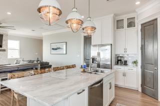 Footprints in the Sand - Luxe Freeport Home! - Freeport - 2
