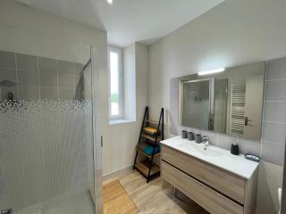 École rénovée avec terrasse, 3 chambres, draps, ménage et chauffage inclus - FR-1-591-344 - Paudy - 6