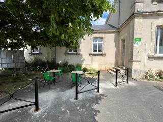 École rénovée avec terrasse, 3 chambres, draps, ménage et chauffage inclus - FR-1-591-344 - Paudy - 3