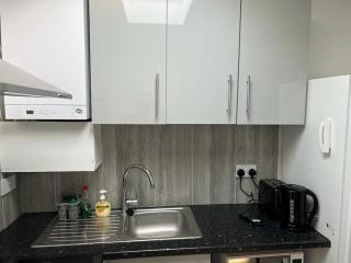 Modern Studio flat with free parking - 5