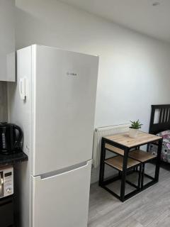Modern Studio flat with free parking - 1