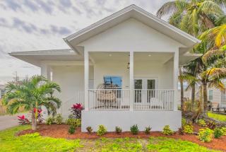 NEW 2BR 2BA Modern Botanical Canvas - Naples - 1
