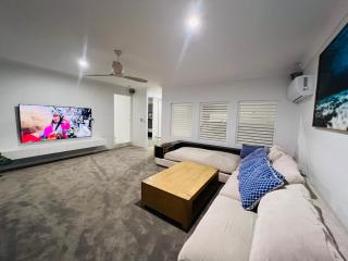 Reflections Broadbeach- Heated Pool! Complete Waterfront Entertainer with Huge Deck, Pool Table and Pontoon - 2