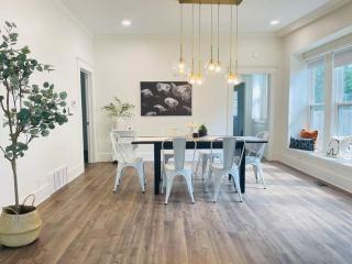 Chic Crosstown Bungalow with large fenced backyard - Memphis - 0