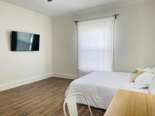 Chic Crosstown Bungalow with large fenced backyard - Memphis - 9