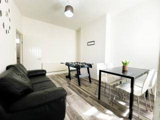 Cosy 4 bedroom Liverpool -L6/Sleeps 8 Free Parking - Liverpool - 8